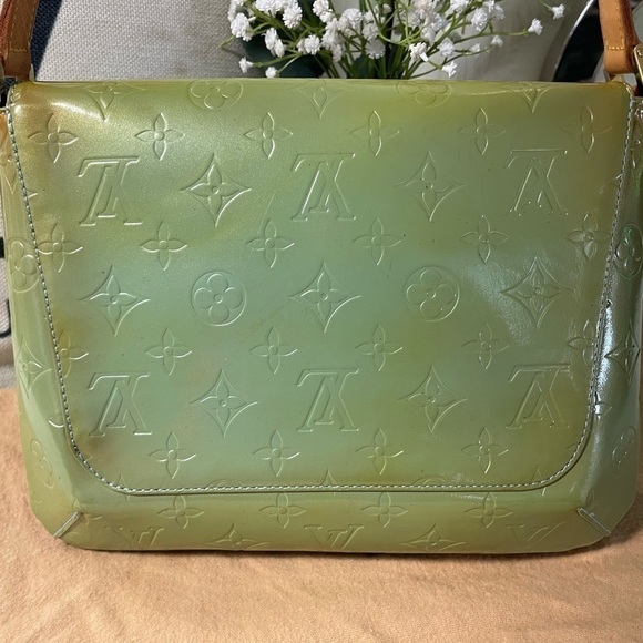 AUTHENTIC LOUIS VUITTON VERNISE LEATHER THOMPSON STREET GREEN/BLUE SHOULDER BAG - Picture 4 of 15